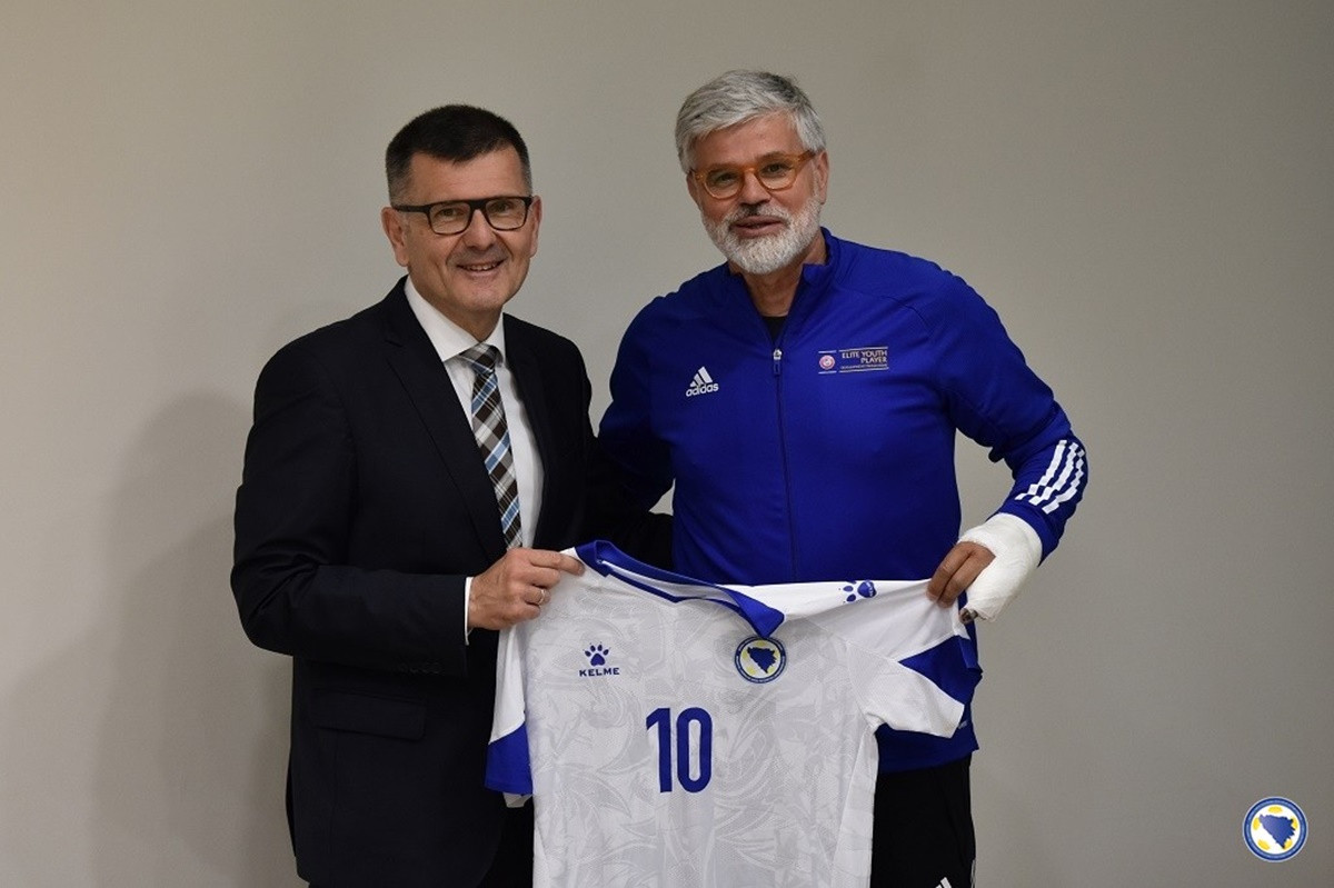 Ambasador UEFA-e Aljoša Asanović u posjeti N/FSBiH