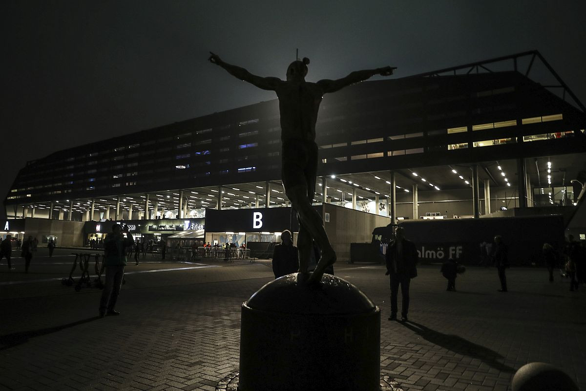 Kako izgleda Ibrina statua nakon sinoćnjeg incidenta? Nema noge, konopac oko vrata... Kako izgleda Ibrina statua nakon sinoćnjeg incidenta? Nema noge, konopac oko vrata...