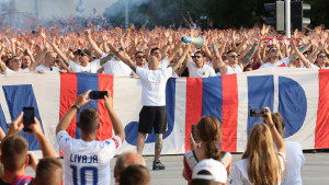 Teško li se igračima PAOK-a: Torcida u nepreglednom korteu krenula prema stadionu