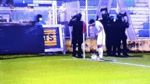 Apsurdne scene tokom meča kvalifikacija za SP: Policija štitila igrača dok je izvodio korner