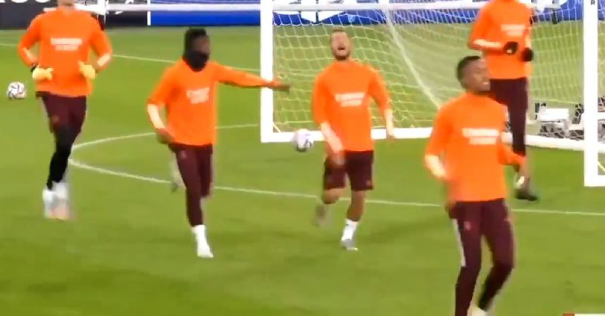 Hazard se krenuo šaliti na svoj račun: Lopta ga pogodila, on glumio povredu Hazard se krenuo šaliti na svoj račun: Lopta ga pogodila, on glumio povredu