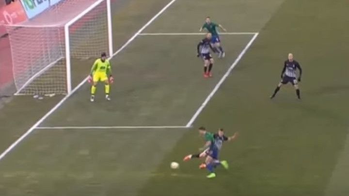 Svi su u nevjerici gledali kako sudija pokazuje na penal