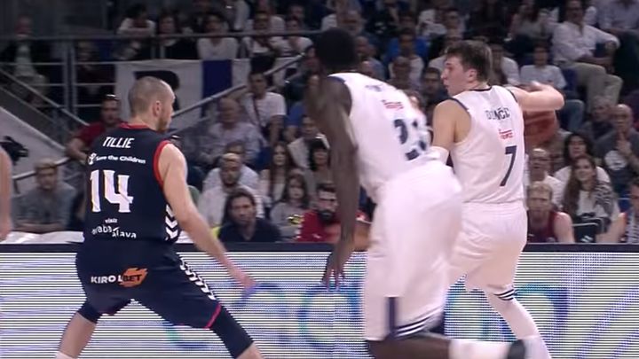 Mladi Slovenac Luka Dončić se igra košarke