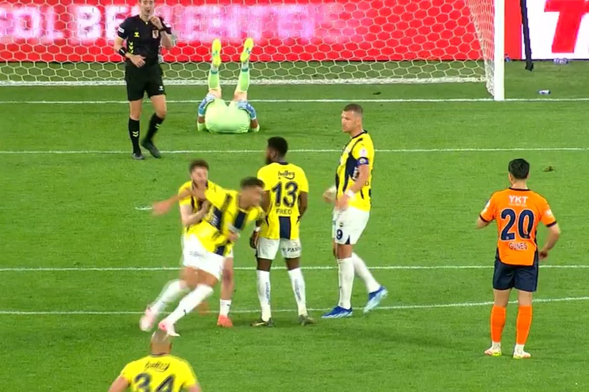 Potpuni haos u Fenerbahčeu - Dušan Tadić usred utakmice krenuo na Taliscu