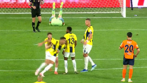 Potpuni haos u Fenerbahčeu - Dušan Tadić usred utakmice krenuo na Taliscu