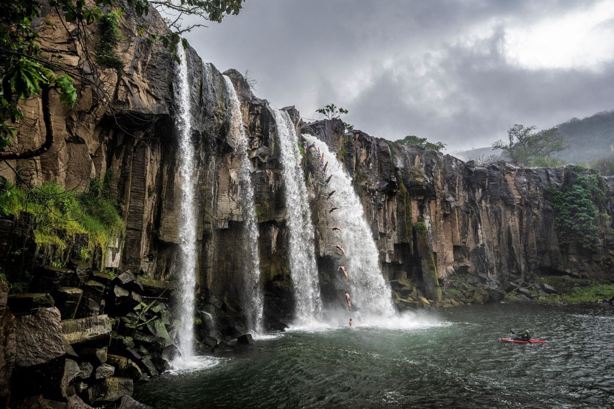 Cliff diving šampioni skakali u džungli Gvatemale 