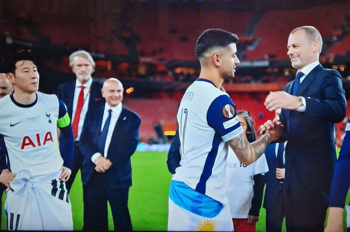 Nezapamćeno poniženje! Son je prišao Čeferinu da uzme medalju, a umjesto toga dobio je... Nezapamćeno poniženje! Son je prišao Čeferinu da uzme medalju, a umjesto toga dobio je...