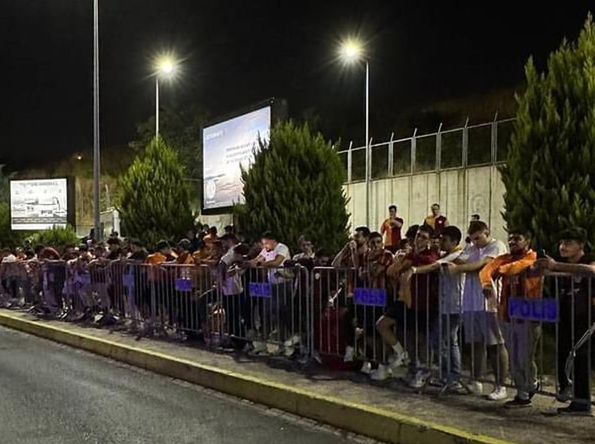 Kao da dolazi Messi: Navijači Galatasaraya okupirali aerodrom, do jutra su spremni čekati Osimhena! Kao da dolazi Messi: Navijači Galatasaraya okupirali aerodrom, do jutra su spremni čekati Osimhena!