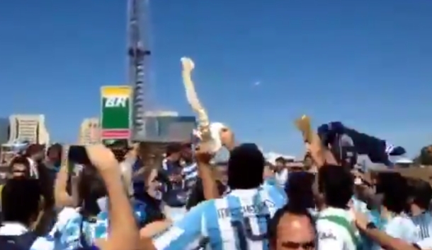Argentinci sa "kičmom" u rukama slavili povredu Neymara Argentinci sa "kičmom" u rukama slavili povredu Neymara
