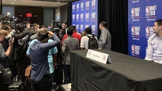 MVP ABA lige sjedio pored prve zvijezde NBA drafta, pa je samo u čudu posmatrao šta se dešava