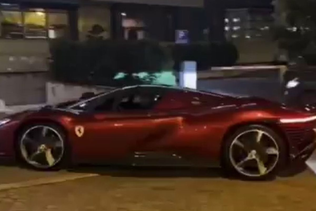 Noć, Ferrari na ulicama glavnog grada, a u njemu on: Niko drugi ne može u reprezentaciji raditi isto