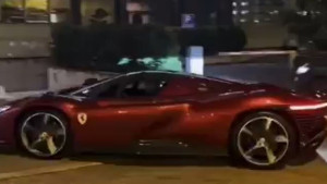 Noć, Ferrari na ulicama glavnog grada, a u njemu on: Niko drugi ne može u reprezentaciji raditi isto