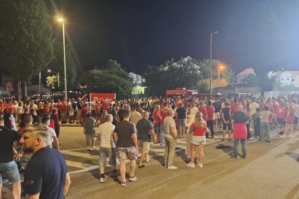 Nezapamćene scene ispred stadiona Rođeni: Utakmica počela, a ispred stotine navijača