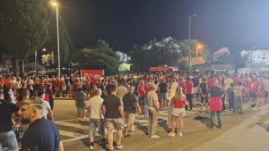 Nezapamćene scene ispred stadiona Rođeni: Utakmica počela, a ispred stotine navijača