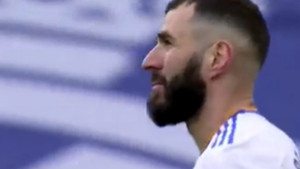 Benzema zna da pogodi iz nemogućih pozicija, a obruka se iz najizglednije situacije za gol