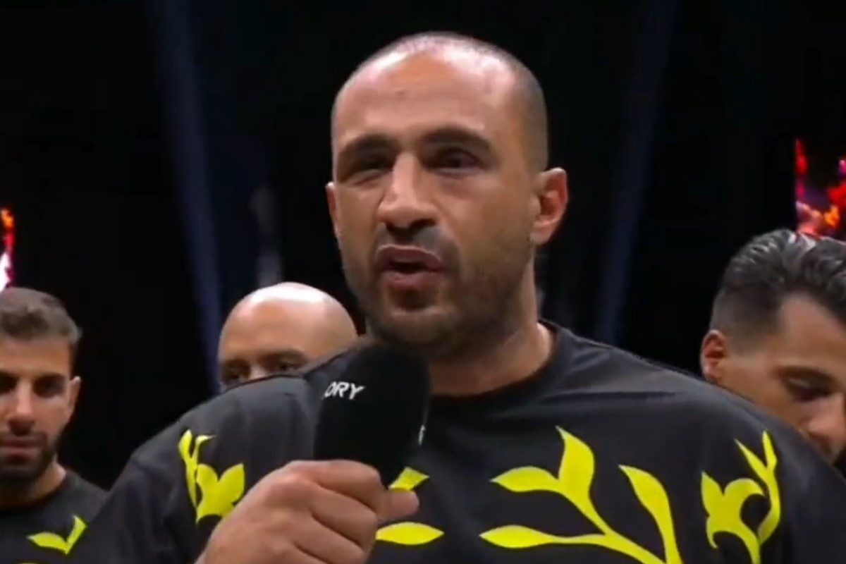 Badr Hari izašao pred publiku i uplakan saopštio: "Ne mogu se boriti, ne mogu zbog Maroka" Badr Hari izašao pred publiku i uplakan saopštio: "Ne mogu se boriti, ne mogu zbog Maroka"