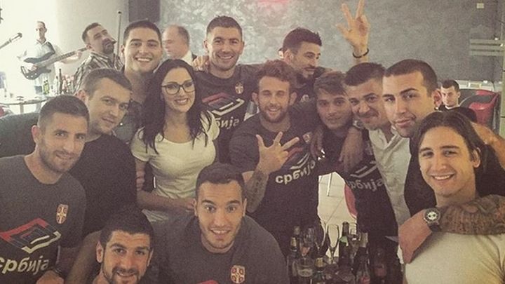 Fudbaleri Srbije uz narodnjake proslavili pobjedu