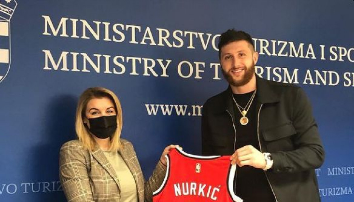 Hrvatska ministrica ponosno pozirala s Jusufom Nurkićem, a bh. košarkaš joj donio i poklon