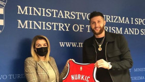 Hrvatska ministrica ponosno pozirala s Jusufom Nurkićem, a bh. košarkaš joj donio i poklon