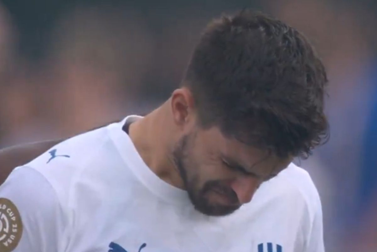 Neves preplavljen suzama, a Koulibaly baš tada daje lekciju iz ljudskosti Sergeju Milinković-Saviću Neves preplavljen suzama, a Koulibaly baš tada daje lekciju iz ljudskosti Sergeju Milinković-Saviću