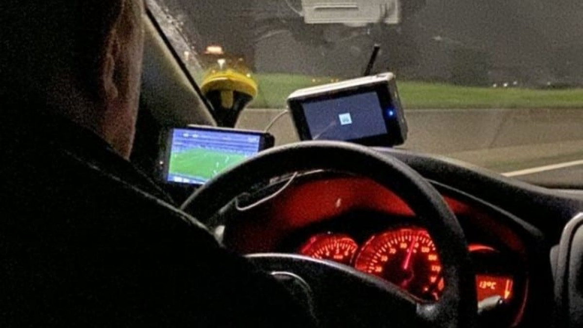 Džekina utakmica se ne propušta: Taksista vozio brzinom od 100 km/h i istovremeno gledao Romu Džekina utakmica se ne propušta: Taksista vozio brzinom od 100 km/h i istovremeno gledao Romu