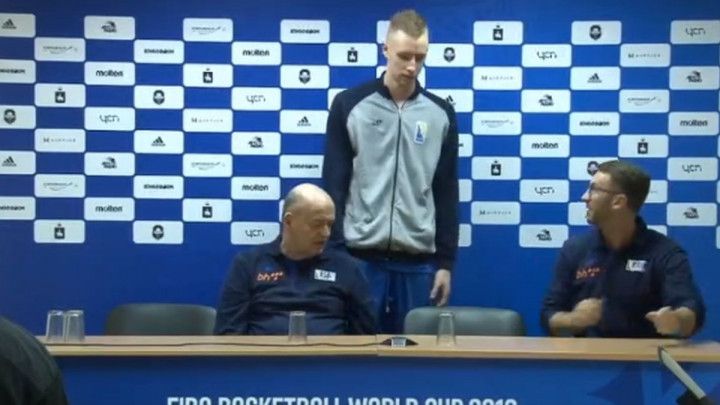 Vujošević nervozan na pressici: Hajde, bre, sjedi...
