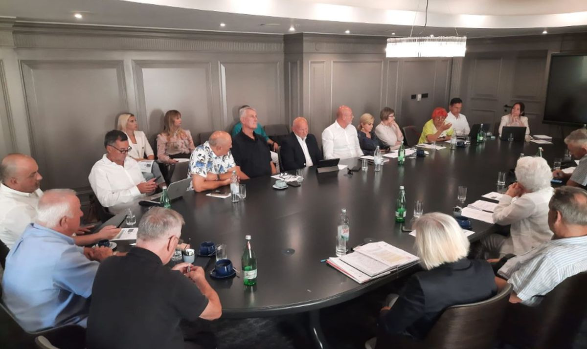 Tiho spremali teren, a na sjednici ozvaničili: Hrvatska spremila udarac Srbiji koji bi mogao da boli Tiho spremali teren, a na sjednici ozvaničili: Hrvatska spremila udarac Srbiji koji bi mogao da boli