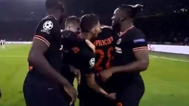 Saigrač uhvatio Batshuayija za međunožje tokom proslave i sada od njega nema mira