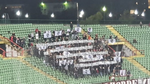 Zastave sa ljiljanima na sjeveru Koševa, navijači Sarajeva istakli novi transparent