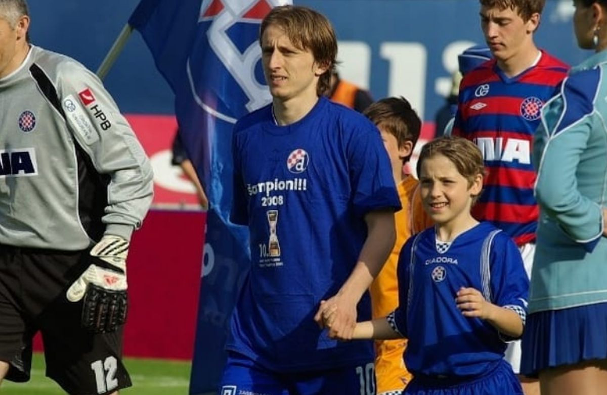 Nikom ovih dana nije kao dječaku kojeg Modrić izveo na Maksimir: Tad je blistao od sreće, a sada.. Nikom ovih dana nije kao dječaku kojeg Modrić izveo na Maksimir: Tad je blistao od sreće, a sada..