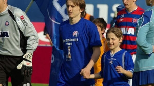 Nikom ovih dana nije kao dječaku kojeg Modrić izveo na Maksimir: Tad je blistao od sreće, a sada..