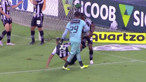 Nerealna scena u Brazilu: Zgrabili su saigrača i bacili ga van terena!