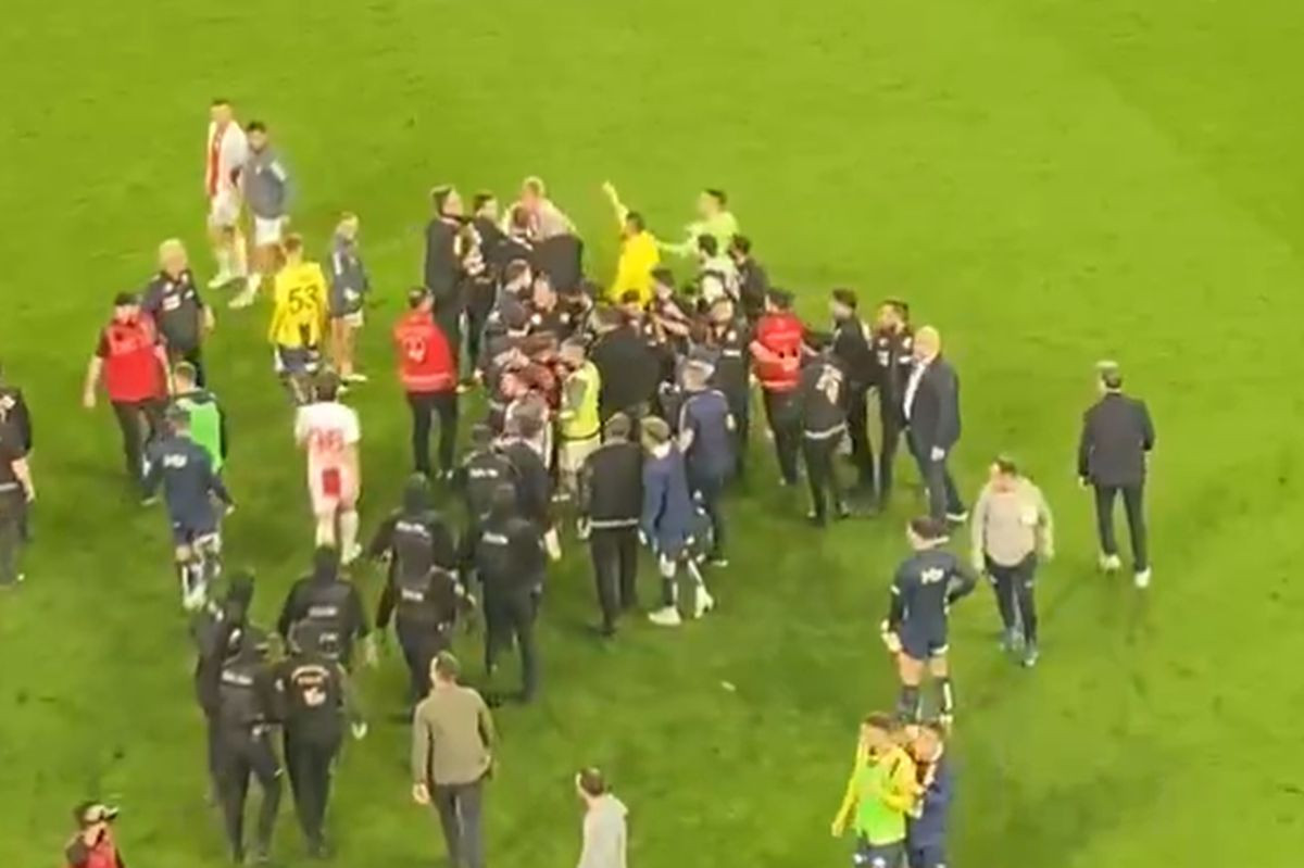 Haos u Istanbulu - Džeko u centru pažnje, sve završeno velikom tučnjavom! Haos u Istanbulu - Džeko u centru pažnje, sve završeno velikom tučnjavom!