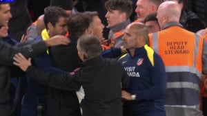 Zaštitari na Anfieldu spriječili najsramotniju scenu u historiji LP: Simeone krenuo u obračun!