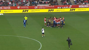 Užas u Francuskoj: Angel Gomes nakon brutalnog starta pola sata ležao nepomično na travi!