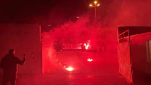 Navijači Zrinjskog uz bakljadu dočekali svoje fudbalere i poslali poruku Veležu