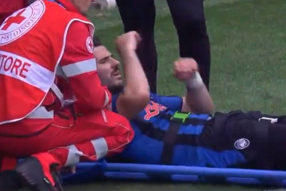 Užasne slike iz Italije: Sead Kolašinac na nosilima napustio teren!