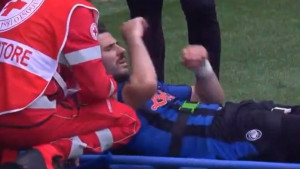 Užasne slike iz Italije: Sead Kolašinac na nosilima napustio teren!