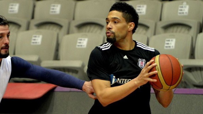 Reynolds pred potpisom za Olimpiju