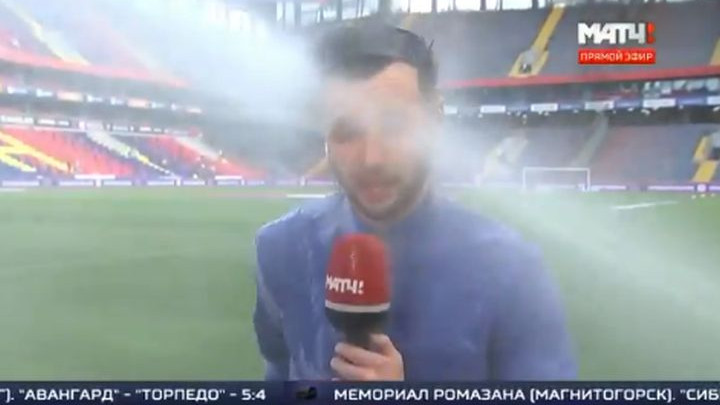 Ovo ima samo u Rusiji: Novinar se javljao uživo, a onda su se upalile prskalice na terenu