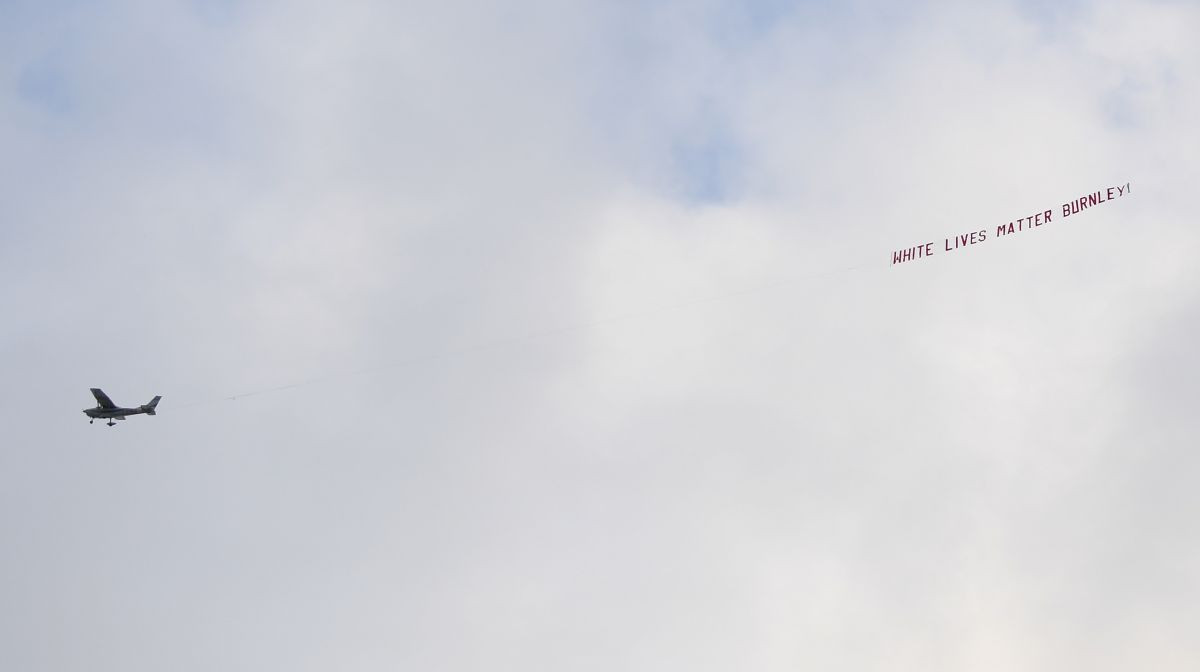 U Burnleyju zgroženi avionom koji je letio iznad Etihada s porukom "White Lives Matter Burnley"