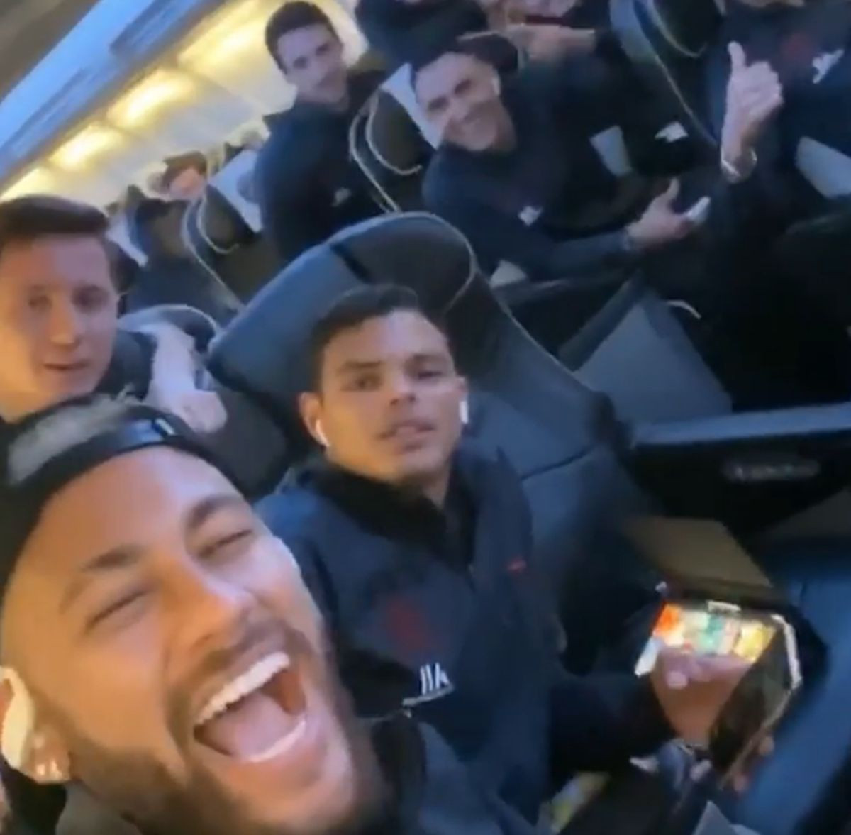 Neymar nasamario saigrače prilikom pravljena selfija, oni popadali od smijeha