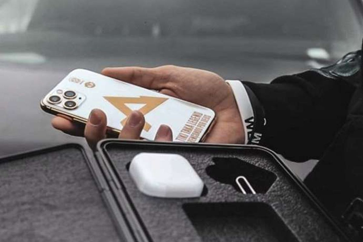 Fudbaler United nosi mobitel od 5.000 funti, opis na pozadini mu baš i ne priliči