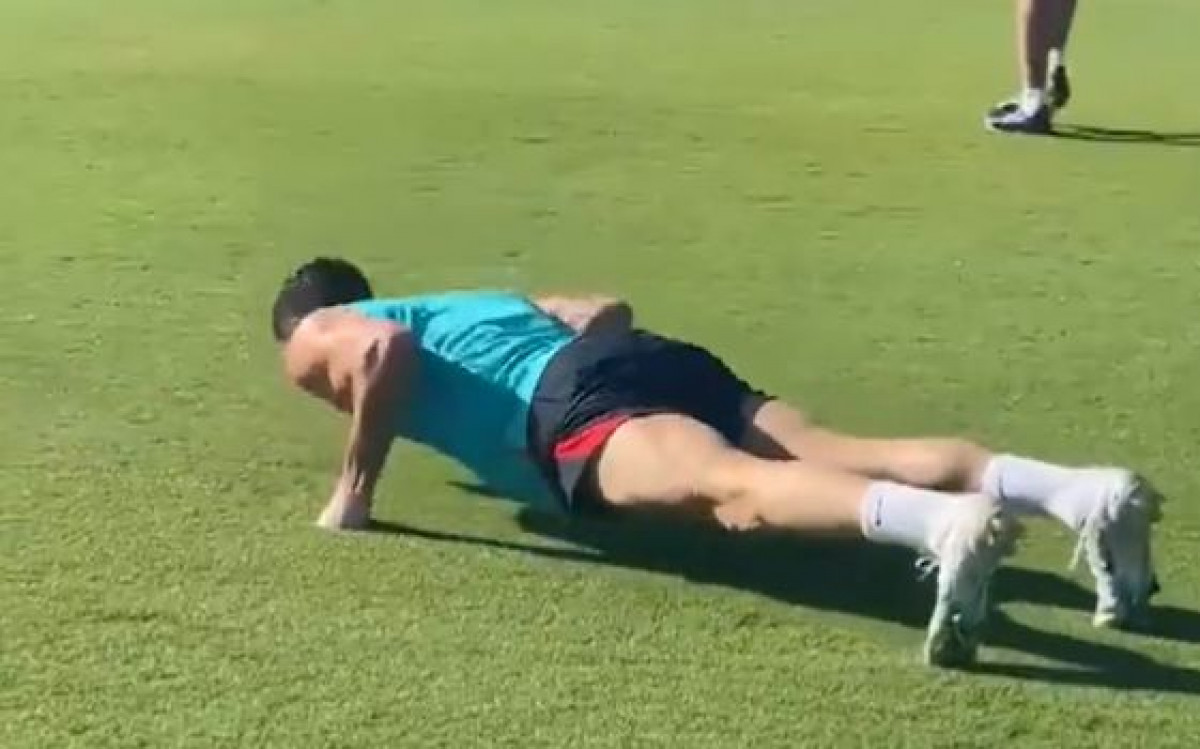 Lewandowski zaludio fudbalski svijet kada je pokazao s kakvom lakoćom radi sklekove Lewandowski zaludio fudbalski svijet kada je pokazao s kakvom lakoćom radi sklekove