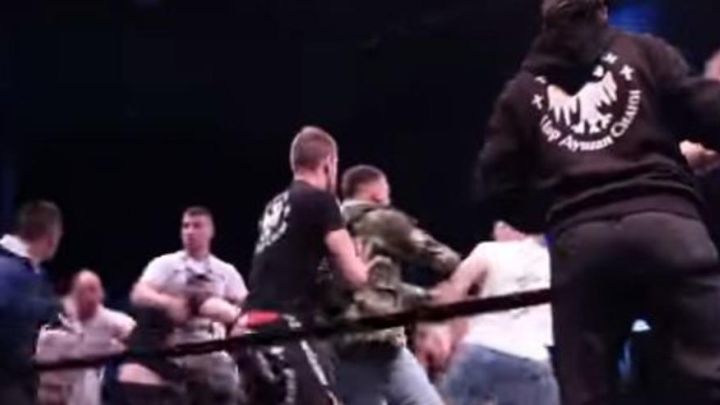 Opšta tuča na MMA borbi, publika uletjela u ring