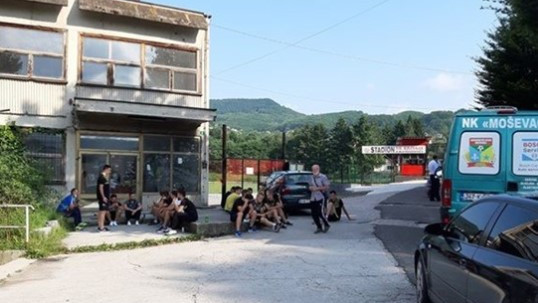 Igrače i sudije dočekao katanac u Zavidovićima