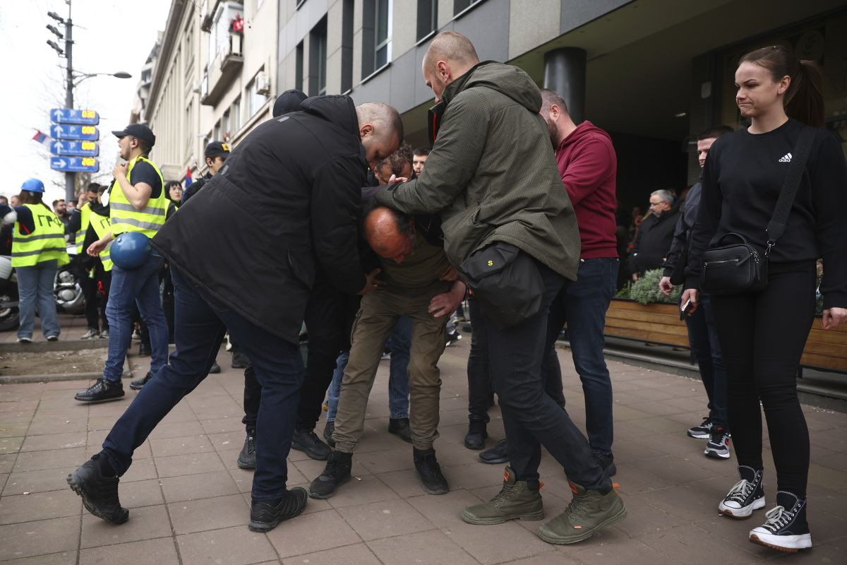 Ovo je prvi sportista koji je prinuđen da se izvini nakon učešća u protestima: "Izvinite ako sam..." Ovo je prvi sportista koji je prinuđen da se izvini nakon učešća u protestima: "Izvinite ako sam..."