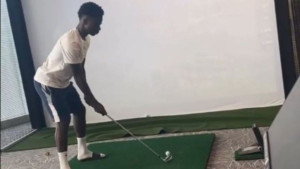 Majstore, drži se ti fudbala: Saka se obrukao igrajući golf