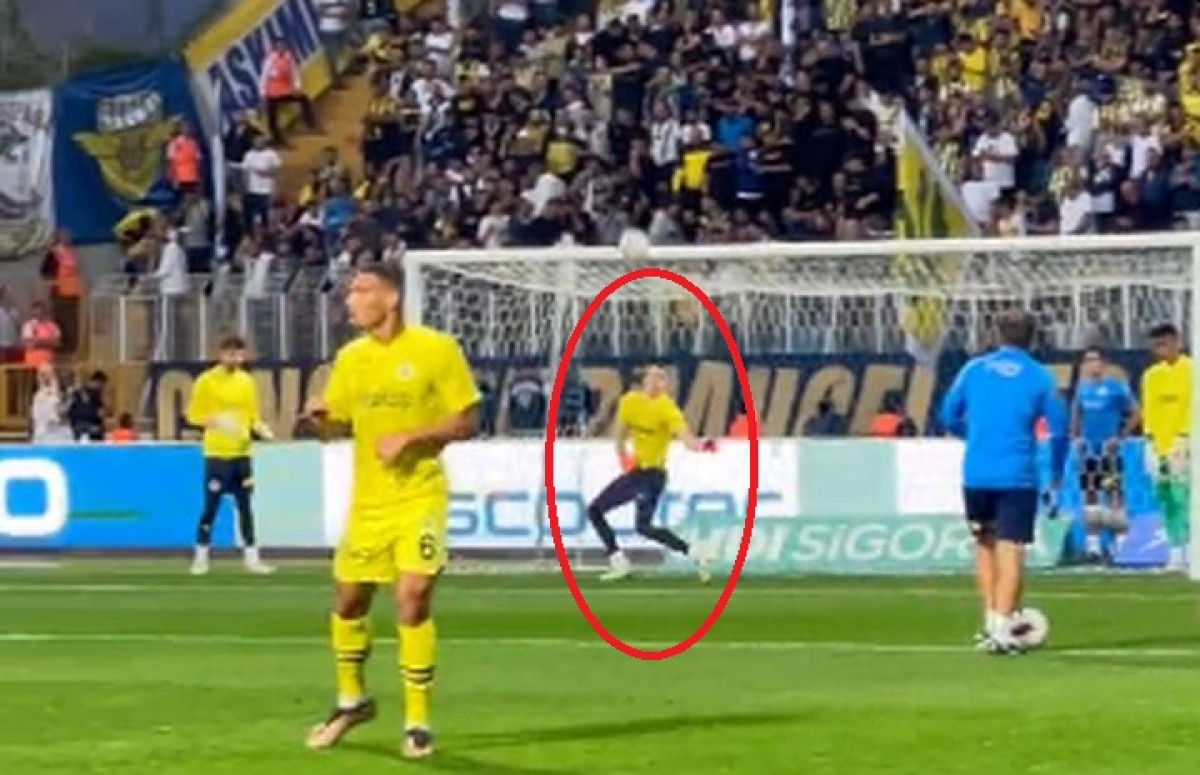 Turci u čudu gledaju i ne vjeruju šta je uradio Livaković, cijeli stadion je odmah reagovao! Turci u čudu gledaju i ne vjeruju šta je uradio Livaković, cijeli stadion je odmah reagovao!