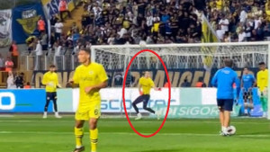 Turci u čudu gledaju i ne vjeruju šta je uradio Livaković, cijeli stadion je odmah reagovao!